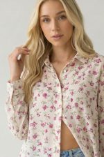 Sheer Πουκάμισο Floral Κωδ.: 1630 Το Sheer Floral Πουκάμισο είναι ένα αέρινο και κομψό κομμάτι που προσθέτει θηλυκότητα και ελαφριά πολυτέλεια σε κάθε εμφάνιση. Το crepe sheer ύφασμα χαρίζει ανάλαφρη κίνηση και δροσερή αίσθηση, ενώ το floral μοτίβο προσθέτει ρομαντική διάθεση στο look. Η άνετη γραμμή του το καθιστά ιδανικό για layering, φοριέται εύκολα ανοιχτό πάνω από top ή κλειστό ως πουκάμισο, προσφέροντας πολλαπλές επιλογές styling από το πρωί έως το βράδυ. Το non-iron ύφασμα το κάνει πρακτικό για καθημερινή χρήση χωρίς ανάγκη σιδερώματος. Styling Tip Φόρεσέ το ανοιχτό πάνω από basic top και jean για χαλαρό καθημερινό look ή κλείστο μέσα από υφασμάτινο παντελόνι ή satin φούστα για πιο κομψή εμφάνιση. Μπορεί επίσης να λειτουργήσει ως ελαφρύ layering κομμάτι πάνω από φόρεμα.