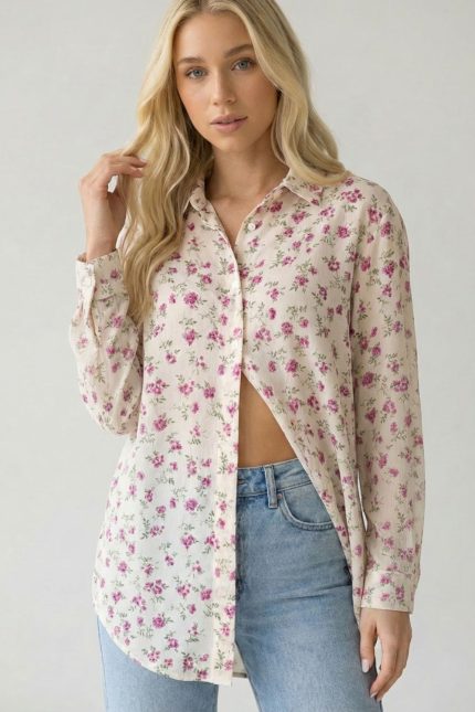 Sheer Πουκάμισο Floral Κωδ.: 1630 Το Sheer Floral Πουκάμισο είναι ένα αέρινο και κομψό κομμάτι που προσθέτει θηλυκότητα και ελαφριά πολυτέλεια σε κάθε εμφάνιση. Το crepe sheer ύφασμα χαρίζει ανάλαφρη κίνηση και δροσερή αίσθηση, ενώ το floral μοτίβο προσθέτει ρομαντική διάθεση στο look. Η άνετη γραμμή του το καθιστά ιδανικό για layering, φοριέται εύκολα ανοιχτό πάνω από top ή κλειστό ως πουκάμισο, προσφέροντας πολλαπλές επιλογές styling από το πρωί έως το βράδυ. Το non-iron ύφασμα το κάνει πρακτικό για καθημερινή χρήση χωρίς ανάγκη σιδερώματος. Styling Tip Φόρεσέ το ανοιχτό πάνω από basic top και jean για χαλαρό καθημερινό look ή κλείστο μέσα από υφασμάτινο παντελόνι ή satin φούστα για πιο κομψή εμφάνιση. Μπορεί επίσης να λειτουργήσει ως ελαφρύ layering κομμάτι πάνω από φόρεμα.