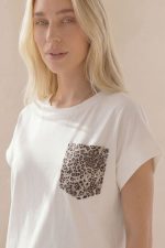 Το βαμβακερό t-shirt με glitter τσέπη brown είναι το ιδανικό κομμάτι για effortless καθημερινά looks με μία διακριτική λάμψη.