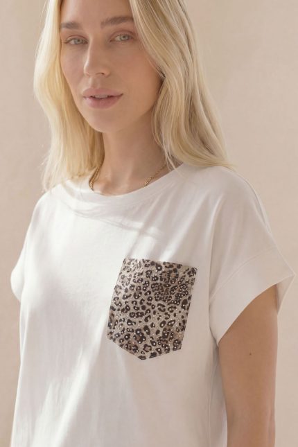 Το βαμβακερό t-shirt με glitter τσέπη brown είναι το ιδανικό κομμάτι για effortless καθημερινά looks με μία διακριτική λάμψη.