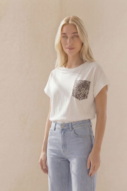 Το βαμβακερό t-shirt με glitter τσέπη brown είναι το ιδανικό κομμάτι για effortless καθημερινά looks με μία διακριτική λάμψη.