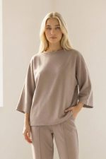 Το Set Viscose Loungewear σε taupe απόχρωση είναι η ιδανική επιλογή για άνετα αλλά προσεγμένα καθημερινά looks. Το σετ αποτελείται από χαλαρή μπλούζα και παντελόνι σε carrot fit γραμμή, προσφέροντας ελευθερία κινήσεων και σύγχρονη minimal αισθητική