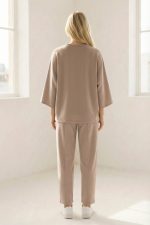 Το Set Viscose Loungewear σε taupe απόχρωση είναι η ιδανική επιλογή για άνετα αλλά προσεγμένα καθημερινά looks. Το σετ αποτελείται από χαλαρή μπλούζα και παντελόνι σε carrot fit γραμμή, προσφέροντας ελευθερία κινήσεων και σύγχρονη minimal αισθητική