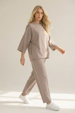 Το Set Viscose Loungewear σε taupe απόχρωση είναι η ιδανική επιλογή για άνετα αλλά προσεγμένα καθημερινά looks. Το σετ αποτελείται από χαλαρή μπλούζα και παντελόνι σε carrot fit γραμμή, προσφέροντας ελευθερία κινήσεων και σύγχρονη minimal αισθητική