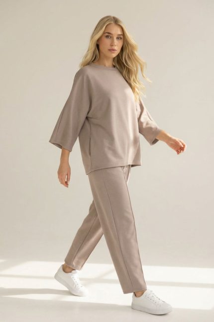 Το Set Viscose Loungewear σε taupe απόχρωση είναι η ιδανική επιλογή για άνετα αλλά προσεγμένα καθημερινά looks. Το σετ αποτελείται από χαλαρή μπλούζα και παντελόνι σε carrot fit γραμμή, προσφέροντας ελευθερία κινήσεων και σύγχρονη minimal αισθητική