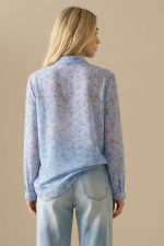 Το Sheer Floral Πουκάμισο είναι ένα αέρινο και κομψό κομμάτι που προσθέτει θηλυκότητα και ελαφριά πολυτέλεια σε κάθε εμφάνιση. Το crepe sheer ύφασμα χαρίζει ανάλαφρη κίνηση και δροσερή αίσθηση, ενώ το floral μοτίβο προσθέτει ρομαντική διάθεση στο look