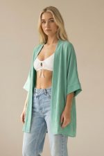 Ανακάλυψε το Crepe Kimono σε μεντα με χαλαρή γραμμή και elegant στυλ. Φοριέται και ως μπλούζα. Ιδανικό για layering looks. Shop στο WhiteTie.gr