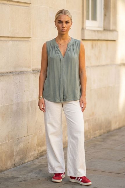 Ανακάλυψε την Monica αμάνικη πουκαμίσα viscose με loose εφαρμογή και mao neck. Ανάλαφρη, κομψή και ιδανική για καθημερινά summer looks.