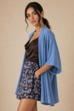 Χαρακτηριστικά Προϊόντος • Τύπος: Kimono / blouse • Γραμμή: Μακριά, χαλαρή εφαρμογή • Μέγεθος: One Size (καλύπτει έως 2XL) • Στήθος: έως 125 cm • Ύφασμα: Crepe, μαλακό & ελαφρύ • Μανίκια: Φαρδιά 3/4 • Ιδιότητα: Non iron • Στυλ: Elegant – casual chic  Διαστάσεις • Στήθος: έως 125 cm • Μήκος: περίπου 75–80 cm • Μανίκι: περίπου 45 cm  Φροντίδα • Πλύσιμο στους 30°C • Χωρίς στύψιμο • Αποφυγή στεγνωτηρίου • Δεν χρειάζεται σιδέρωμα