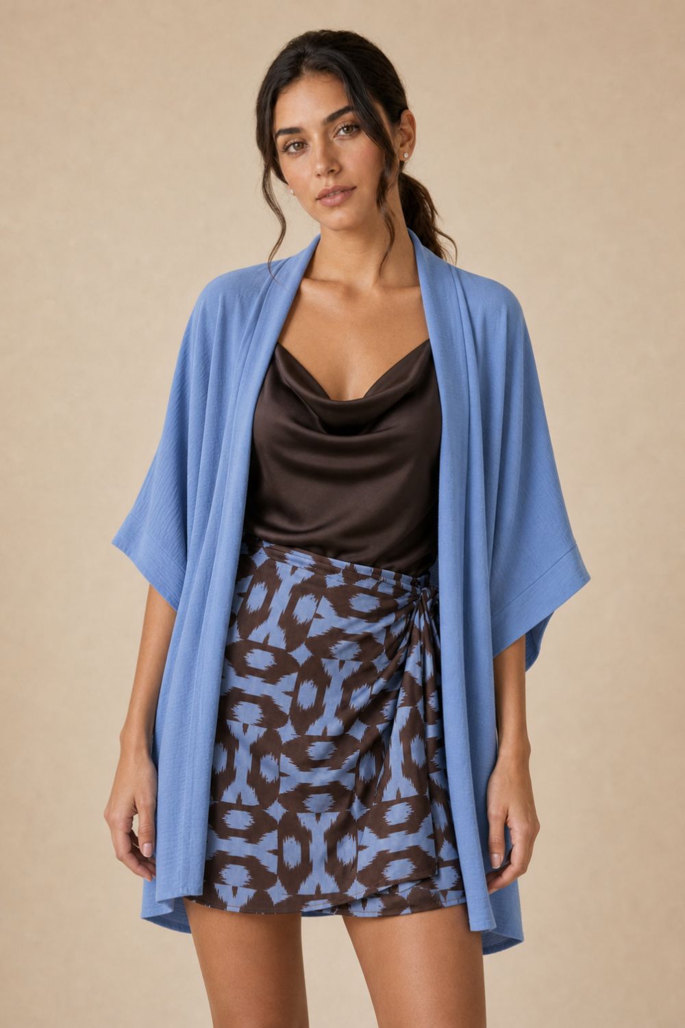 Χαρακτηριστικά Προϊόντος • Τύπος: Kimono / blouse • Γραμμή: Μακριά, χαλαρή εφαρμογή • Μέγεθος: One Size (καλύπτει έως 2XL) • Στήθος: έως 125 cm • Ύφασμα: Crepe, μαλακό & ελαφρύ • Μανίκια: Φαρδιά 3/4 • Ιδιότητα: Non iron • Στυλ: Elegant – casual chic Διαστάσεις • Στήθος: έως 125 cm • Μήκος: περίπου 75–80 cm • Μανίκι: περίπου 45 cm Φροντίδα • Πλύσιμο στους 30°C • Χωρίς στύψιμο • Αποφυγή στεγνωτηρίου • Δεν χρειάζεται σιδέρωμα Χαρακτηριστικά Προϊόντος • Τύπος: Kimono / blouse • Γραμμή: Μακριά, χαλαρή εφαρμογή • Μέγεθος: One Size (καλύπτει έως 2XL) • Στήθος: έως 125 cm • Ύφασμα: Crepe, μαλακό & ελαφρύ • Μανίκια: Φαρδιά 3/4 • Ιδιότητα: Non iron • Στυλ: Elegant – casual chic Διαστάσεις • Στήθος: έως 125 cm • Μήκος: περίπου 75–80 cm • Μανίκι: περίπου 45 cm Φροντίδα • Πλύσιμο στους 30°C • Χωρίς στύψιμο • Αποφυγή στεγνωτηρίου • Δεν χρειάζεται σιδέρωμα