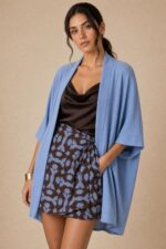 Χαρακτηριστικά Προϊόντος • Τύπος: Kimono / blouse • Γραμμή: Μακριά, χαλαρή εφαρμογή • Μέγεθος: One Size (καλύπτει έως 2XL) • Στήθος: έως 125 cm • Ύφασμα: Crepe, μαλακό & ελαφρύ • Μανίκια: Φαρδιά 3/4 • Ιδιότητα: Non iron • Στυλ: Elegant – casual chic  Διαστάσεις • Στήθος: έως 125 cm • Μήκος: περίπου 75–80 cm • Μανίκι: περίπου 45 cm  Φροντίδα • Πλύσιμο στους 30°C • Χωρίς στύψιμο • Αποφυγή στεγνωτηρίου • Δεν χρειάζεται σιδέρωμα