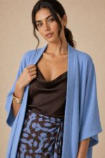 Χαρακτηριστικά Προϊόντος • Τύπος: Kimono / blouse • Γραμμή: Μακριά, χαλαρή εφαρμογή • Μέγεθος: One Size (καλύπτει έως 2XL) • Στήθος: έως 125 cm • Ύφασμα: Crepe, μαλακό & ελαφρύ • Μανίκια: Φαρδιά 3/4 • Ιδιότητα: Non iron • Στυλ: Elegant – casual chic  Διαστάσεις • Στήθος: έως 125 cm • Μήκος: περίπου 75–80 cm • Μανίκι: περίπου 45 cm  Φροντίδα • Πλύσιμο στους 30°C • Χωρίς στύψιμο • Αποφυγή στεγνωτηρίου • Δεν χρειάζεται σιδέρωμα