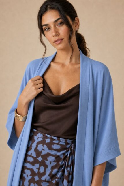 Χαρακτηριστικά Προϊόντος • Τύπος: Kimono / blouse • Γραμμή: Μακριά, χαλαρή εφαρμογή • Μέγεθος: One Size (καλύπτει έως 2XL) • Στήθος: έως 125 cm • Ύφασμα: Crepe, μαλακό & ελαφρύ • Μανίκια: Φαρδιά 3/4 • Ιδιότητα: Non iron • Στυλ: Elegant – casual chic  Διαστάσεις • Στήθος: έως 125 cm • Μήκος: περίπου 75–80 cm • Μανίκι: περίπου 45 cm  Φροντίδα • Πλύσιμο στους 30°C • Χωρίς στύψιμο • Αποφυγή στεγνωτηρίου • Δεν χρειάζεται σιδέρωμα