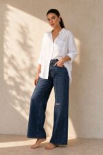 Viscose Oversized Shirt in  white Κωδικός: 200226 Χαρακτηριστικά Προϊόντος • Εφαρμογή: Oversized, χαλαρή γραμμή • One Size – καλύπτει έως X-Large • Περιφέρεια στήθους: έως 120 cm • Μαλακό, ελαφρύ και breathable ύφασμα viscose • Κατάλληλο για ευαίσθητα & αλλεργικά δέρματα • Roll-up μανίκι • Φοριέται ως πουκάμισο ή ελαφρύ jacket • Ιδανικό για layering Διαστάσεις (flat ) • Στήθος: έως 120 cm • Μήκος μπροστά: περίπου 72 cm • Μήκος πίσω: περίπου 76 cm • Μανίκι: περίπου 60 cm Φροντίδα • Πλύσιμο στο πλυντήριο έως 30°C • Χωρίς στύψιμο • Σιδέρωμα σε χαμηλή θερμοκρασία