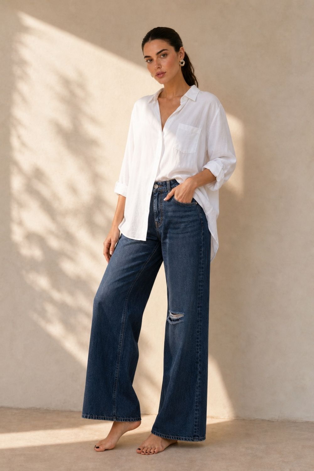 Viscose Oversized Shirt in white Κωδικός: 200226 Χαρακτηριστικά Προϊόντος • Εφαρμογή: Oversized, χαλαρή γραμμή • One Size – καλύπτει έως X-Large • Περιφέρεια στήθους: έως 120 cm • Μαλακό, ελαφρύ και breathable ύφασμα viscose • Κατάλληλο για ευαίσθητα & αλλεργικά δέρματα • Roll-up μανίκι • Φοριέται ως πουκάμισο ή ελαφρύ jacket • Ιδανικό για layering Διαστάσεις (flat ) • Στήθος: έως 120 cm • Μήκος μπροστά: περίπου 72 cm • Μήκος πίσω: περίπου 76 cm • Μανίκι: περίπου 60 cm Φροντίδα • Πλύσιμο στο πλυντήριο έως 30°C • Χωρίς στύψιμο • Σιδέρωμα σε χαμηλή θερμοκρασία Viscose Oversized Shirt in white Κωδικός: 200226 Χαρακτηριστικά Προϊόντος • Εφαρμογή: Oversized, χαλαρή γραμμή • One Size – καλύπτει έως X-Large • Περιφέρεια στήθους: έως 120 cm • Μαλακό, ελαφρύ και breathable ύφασμα viscose • Κατάλληλο για ευαίσθητα & αλλεργικά δέρματα • Roll-up μανίκι • Φοριέται ως πουκάμισο ή ελαφρύ jacket • Ιδανικό για layering Διαστάσεις (flat ) • Στήθος: έως 120 cm • Μήκος μπροστά: περίπου 72 cm • Μήκος πίσω: περίπου 76 cm • Μανίκι: περίπου 60 cm Φροντίδα • Πλύσιμο στο πλυντήριο έως 30°C • Χωρίς στύψιμο • Σιδέρωμα σε χαμηλή θερμοκρασία