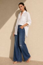 Viscose Oversized Shirt in  white Κωδικός: 200226 Χαρακτηριστικά Προϊόντος • Εφαρμογή: Oversized, χαλαρή γραμμή • One Size – καλύπτει έως X-Large • Περιφέρεια στήθους: έως 120 cm • Μαλακό, ελαφρύ και breathable ύφασμα viscose • Κατάλληλο για ευαίσθητα & αλλεργικά δέρματα • Roll-up μανίκι • Φοριέται ως πουκάμισο ή ελαφρύ jacket • Ιδανικό για layering Διαστάσεις (flat ) • Στήθος: έως 120 cm • Μήκος μπροστά: περίπου 72 cm • Μήκος πίσω: περίπου 76 cm • Μανίκι: περίπου 60 cm Φροντίδα • Πλύσιμο στο πλυντήριο έως 30°C • Χωρίς στύψιμο • Σιδέρωμα σε χαμηλή θερμοκρασία