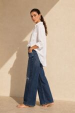 Viscose Oversized Shirt in  white Κωδικός: 200226 Χαρακτηριστικά Προϊόντος • Εφαρμογή: Oversized, χαλαρή γραμμή • One Size – καλύπτει έως X-Large • Περιφέρεια στήθους: έως 120 cm • Μαλακό, ελαφρύ και breathable ύφασμα viscose • Κατάλληλο για ευαίσθητα & αλλεργικά δέρματα • Roll-up μανίκι • Φοριέται ως πουκάμισο ή ελαφρύ jacket • Ιδανικό για layering Διαστάσεις (flat ) • Στήθος: έως 120 cm • Μήκος μπροστά: περίπου 72 cm • Μήκος πίσω: περίπου 76 cm • Μανίκι: περίπου 60 cm Φροντίδα • Πλύσιμο στο πλυντήριο έως 30°C • Χωρίς στύψιμο • Σιδέρωμα σε χαμηλή θερμοκρασία
