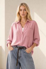 Viscose Oversized Shirt in  Dusty pink Κωδικός: 200226 Χαρακτηριστικά Προϊόντος • Εφαρμογή: Oversized, χαλαρή γραμμή • One Size – καλύπτει έως X-Large • Περιφέρεια στήθους: έως 120 cm • Μαλακό, ελαφρύ και breathable ύφασμα viscose • Κατάλληλο για ευαίσθητα & αλλεργικά δέρματα • Roll-up μανίκι • Φοριέται ως πουκάμισο ή ελαφρύ jacket • Ιδανικό για layering Διαστάσεις (flat ) • Στήθος: έως 120 cm • Μήκος μπροστά: περίπου 72 cm • Μήκος πίσω: περίπου 76 cm • Μανίκι: περίπου 60 cm Φροντίδα • Πλύσιμο στο πλυντήριο έως 30°C • Χωρίς στύψιμο • Σιδέρωμα σε χαμηλή θερμοκρασία