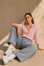 Viscose Oversized Shirt in  Dusty pink Κωδικός: 200226 Χαρακτηριστικά Προϊόντος • Εφαρμογή: Oversized, χαλαρή γραμμή • One Size – καλύπτει έως X-Large • Περιφέρεια στήθους: έως 120 cm • Μαλακό, ελαφρύ και breathable ύφασμα viscose • Κατάλληλο για ευαίσθητα & αλλεργικά δέρματα • Roll-up μανίκι • Φοριέται ως πουκάμισο ή ελαφρύ jacket • Ιδανικό για layering Διαστάσεις (flat ) • Στήθος: έως 120 cm • Μήκος μπροστά: περίπου 72 cm • Μήκος πίσω: περίπου 76 cm • Μανίκι: περίπου 60 cm Φροντίδα • Πλύσιμο στο πλυντήριο έως 30°C • Χωρίς στύψιμο • Σιδέρωμα σε χαμηλή θερμοκρασία