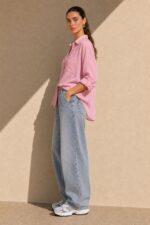 Viscose Oversized Shirt in  Dusty pink Κωδικός: 200226 Χαρακτηριστικά Προϊόντος • Εφαρμογή: Oversized, χαλαρή γραμμή • One Size – καλύπτει έως X-Large • Περιφέρεια στήθους: έως 120 cm • Μαλακό, ελαφρύ και breathable ύφασμα viscose • Κατάλληλο για ευαίσθητα & αλλεργικά δέρματα • Roll-up μανίκι • Φοριέται ως πουκάμισο ή ελαφρύ jacket • Ιδανικό για layering Διαστάσεις (flat ) • Στήθος: έως 120 cm • Μήκος μπροστά: περίπου 72 cm • Μήκος πίσω: περίπου 76 cm • Μανίκι: περίπου 60 cm Φροντίδα • Πλύσιμο στο πλυντήριο έως 30°C • Χωρίς στύψιμο • Σιδέρωμα σε χαμηλή θερμοκρασία