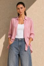Viscose Oversized Shirt in  Dusty pink Κωδικός: 200226 Χαρακτηριστικά Προϊόντος • Εφαρμογή: Oversized, χαλαρή γραμμή • One Size – καλύπτει έως X-Large • Περιφέρεια στήθους: έως 120 cm • Μαλακό, ελαφρύ και breathable ύφασμα viscose • Κατάλληλο για ευαίσθητα & αλλεργικά δέρματα • Roll-up μανίκι • Φοριέται ως πουκάμισο ή ελαφρύ jacket • Ιδανικό για layering Διαστάσεις (flat ) • Στήθος: έως 120 cm • Μήκος μπροστά: περίπου 72 cm • Μήκος πίσω: περίπου 76 cm • Μανίκι: περίπου 60 cm Φροντίδα • Πλύσιμο στο πλυντήριο έως 30°C • Χωρίς στύψιμο • Σιδέρωμα σε χαμηλή θερμοκρασία