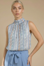 Το Pafos neckhalter top in  baby blue είναι η τέλεια επιλογή για δροσερά και κομψά καλοκαιρινά looks. Η απαλή γαλάζια απόχρωση χαρίζει φρεσκάδα και φωτεινότητα, ενώ η halter λαιμόκοψη προσθέτει μία μοντέρνα και θηλυκή πινελιά. Η άνετη balloon γραμμή με λάστιχο στο τελείωμα δημιουργεί όμορφο όγκο και προσφέρει χαλαρή εφαρμογή που κολακεύει το σώμα. Το ύφασμα συνδυάζει viscose φόδρα εσωτερικά με crepe υφή εξωτερικά, εξασφαλίζοντας ανάλαφρη αίσθηση και φυσική κίνηση. Χάρη στη viscose επένδυση, είναι ιδανικό για ευαίσθητες επιδερμίδες, ενώ η διακριτική glitter κλωστή μέσα στο pattern χαρίζει μία subtle λάμψη που αναβαθμίζει το σύνολο χωρίς υπερβολές. Ένα elegant και εύκολο κομμάτι που φοριέται από το πρωί έως το βράδυ.  Styling Tips • Συνδύασέ το με λευκό παντελόνι για fresh summer look • Φόρεσέ το με denim για casual chic εμφανίσεις • Ταιριάζει ιδανικά με σανδάλια ή espadrilles • Πρόσθεσε χρυσά κοσμήματα για πιο elegant αποτέλεσμα