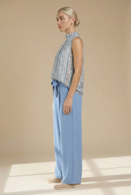 Το Pafos neckhalter top in  baby blue είναι η τέλεια επιλογή για δροσερά και κομψά καλοκαιρινά looks. Η απαλή γαλάζια απόχρωση χαρίζει φρεσκάδα και φωτεινότητα, ενώ η halter λαιμόκοψη προσθέτει μία μοντέρνα και θηλυκή πινελιά. Η άνετη balloon γραμμή με λάστιχο στο τελείωμα δημιουργεί όμορφο όγκο και προσφέρει χαλαρή εφαρμογή που κολακεύει το σώμα. Το ύφασμα συνδυάζει viscose φόδρα εσωτερικά με crepe υφή εξωτερικά, εξασφαλίζοντας ανάλαφρη αίσθηση και φυσική κίνηση. Χάρη στη viscose επένδυση, είναι ιδανικό για ευαίσθητες επιδερμίδες, ενώ η διακριτική glitter κλωστή μέσα στο pattern χαρίζει μία subtle λάμψη που αναβαθμίζει το σύνολο χωρίς υπερβολές. Ένα elegant και εύκολο κομμάτι που φοριέται από το πρωί έως το βράδυ.  Styling Tips • Συνδύασέ το με λευκό παντελόνι για fresh summer look • Φόρεσέ το με denim για casual chic εμφανίσεις • Ταιριάζει ιδανικά με σανδάλια ή espadrilles • Πρόσθεσε χρυσά κοσμήματα για πιο elegant αποτέλεσμα