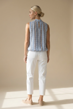 Το Pafos neckhalter top in  baby blue είναι η τέλεια επιλογή για δροσερά και κομψά καλοκαιρινά looks. Η απαλή γαλάζια απόχρωση χαρίζει φρεσκάδα και φωτεινότητα, ενώ η halter λαιμόκοψη προσθέτει μία μοντέρνα και θηλυκή πινελιά. Η άνετη balloon γραμμή με λάστιχο στο τελείωμα δημιουργεί όμορφο όγκο και προσφέρει χαλαρή εφαρμογή που κολακεύει το σώμα. Το ύφασμα συνδυάζει viscose φόδρα εσωτερικά με crepe υφή εξωτερικά, εξασφαλίζοντας ανάλαφρη αίσθηση και φυσική κίνηση. Χάρη στη viscose επένδυση, είναι ιδανικό για ευαίσθητες επιδερμίδες, ενώ η διακριτική glitter κλωστή μέσα στο pattern χαρίζει μία subtle λάμψη που αναβαθμίζει το σύνολο χωρίς υπερβολές. Ένα elegant και εύκολο κομμάτι που φοριέται από το πρωί έως το βράδυ.  Styling Tips • Συνδύασέ το με λευκό παντελόνι για fresh summer look • Φόρεσέ το με denim για casual chic εμφανίσεις • Ταιριάζει ιδανικά με σανδάλια ή espadrilles • Πρόσθεσε χρυσά κοσμήματα για πιο elegant αποτέλεσμα