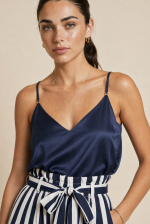 Premium cotton wide leg παντελόνι με ρίγες, λάστιχο στη μέση και δέσιμο μπροστά. Μαλακό, breathable και ιδανικό για άνετα & chic καλοκαιρινά looks.