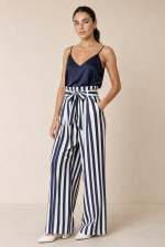 Premium cotton wide leg παντελόνι με ρίγες, λάστιχο στη μέση και δέσιμο μπροστά. Μαλακό, breathable και ιδανικό για άνετα & chic καλοκαιρινά looks.