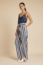 Premium cotton wide leg παντελόνι με ρίγες, λάστιχο στη μέση και δέσιμο μπροστά. Μαλακό, breathable και ιδανικό για άνετα & chic καλοκαιρινά looks.
