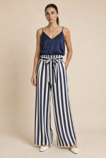 Premium cotton wide leg παντελόνι με ρίγες, λάστιχο στη μέση και δέσιμο μπροστά. Μαλακό, breathable και ιδανικό για άνετα & chic καλοκαιρινά looks.