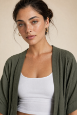 Ζακέτα kimono in Khaki Η Ζακέτα kimono in Khaki  είναι το απόλυτο layering κομμάτι για κομψά και effortless looks. Με μακριά, χαλαρή γραμμή και minimal αισθητική, προσφέρει άνεση και στυλ σε κάθε εμφάνιση. Το μαλακό crepe ύφασμα με non-iron ιδιότητα χαρίζει ανάλαφρη αίσθηση και πρακτικότητα, ενώ τα φαρδιά 3/4 μανίκια προσθέτουν κομψότητα και σύγχρονο χαρακτήρα. Μπορεί να φορεθεί τόσο ανοιχτό σαν kimono όσο και κλειστό σαν μπλούζα, προσφέροντας πολλαπλούς συνδυασμούς. Ένα versatile κομμάτι που δεν πρέπει να λείπει από καμία γκαρνταρόμπα.  Styling Tips • Φόρεσέ το ανοιχτό πάνω από φόρεμα για elegant layering • Συνδύασέ το με jeans & top για casual chic look • Κλείσε το και φόρεσέ το σαν μπλούζα για minimal outfit • Ιδανικό με σανδάλια ή mules για καλοκαιρινό στυλ  