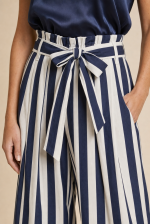 Premium cotton wide leg παντελόνι με ρίγες, λάστιχο στη μέση και δέσιμο μπροστά. Μαλακό, breathable και ιδανικό για άνετα & chic καλοκαιρινά looks.
