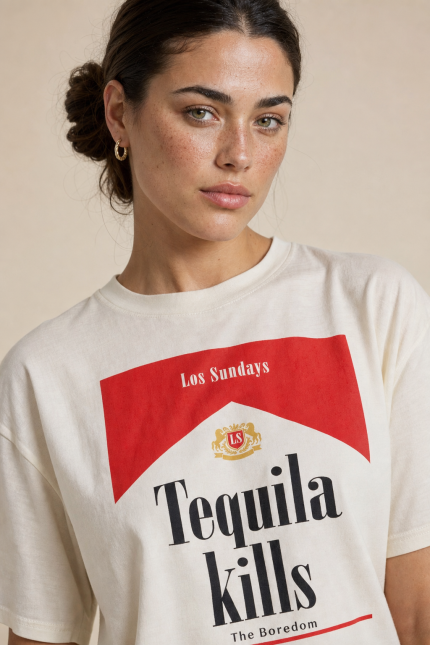 Το T-shirt Tequila “Tequila Kills Boredom” είναι το απόλυτο fun κομμάτι που θα δώσει χαρακτήρα σε κάθε casual εμφάνιση. Με playful graphic και άνετη oversized γραμμή, είναι ιδανικό για outfits που ξεχωρίζουν χωρίς προσπάθεια. Κατασκευασμένο από  βαμβάκι, προσφέρει απαλή υφή και άνεση όλη μέρα. Η crew λαιμόκοψη και τα κοντά μανίκια το κάνουν ένα all-time classic, ενώ το statement print μπροστά δίνει cool και ανεπιτήδευτο στυλ. Το τέλειο tee για να απογειώσεις τα everyday looks σου.  Styling Tips • Συνδύασέ το με jeans για effortless casual look • Φόρεσέ το με biker shorts για sporty chic outfit • Βάλε το μέσα από blazer για πιο fashion-forward αποτέλεσμα • Ιδανικό με sneakers ή flat sandals