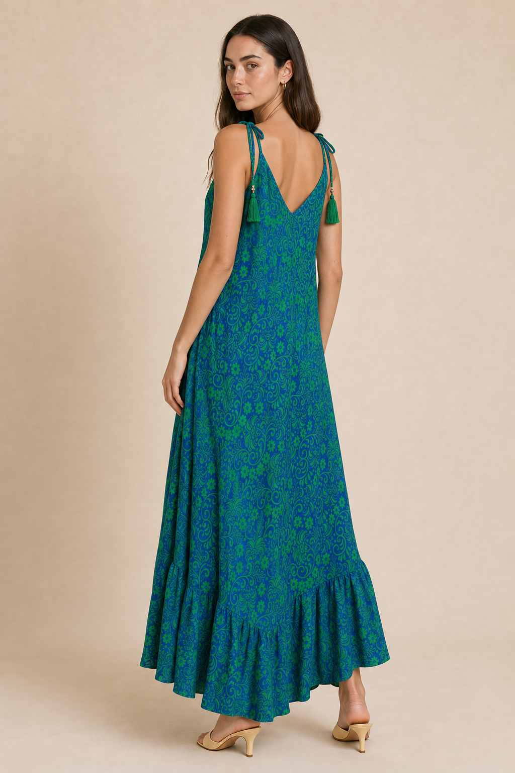 Julie Dress in Green Χαρακτηριστικά Προϊόντος • Υλικό: 100% Art Silk • Υφή: Ανάλαφρη, δροσερή & σατινέ • Κόψιμο: Ασύμμετρο που κολακεύει τη σιλουέτα • Λαιμόκοψη: V cut μπροστά & πίσω • Ραντάκια: Κορδονάκια που δένουν και προσαρμόζονται • Τελείωμα: Ασύμμετρο • Ιδιότητα: Non Iron • Μέγεθος: One Size Εφαρμογή • Άνετη, αέρινη εφαρμογή • Καλύπτει άνετα έως L/XL Στήθος: έως 100–105 cm Μέση: έως 100 cm Περιφέρεια: έως 145 cm Οδηγίες Φροντίδας • Πλύσιμο στο χέρι ή στους 30°C • Χωρίς στύψιμο • Φυσικό στέγνωμα • Δεν απαιτεί σιδέρωμα (non iron) Julie Dress in Green Χαρακτηριστικά Προϊόντος • Υλικό: 100% Art Silk • Υφή: Ανάλαφρη, δροσερή & σατινέ • Κόψιμο: Ασύμμετρο που κολακεύει τη σιλουέτα • Λαιμόκοψη: V cut μπροστά & πίσω • Ραντάκια: Κορδονάκια που δένουν και προσαρμόζονται • Τελείωμα: Ασύμμετρο • Ιδιότητα: Non Iron • Μέγεθος: One Size Εφαρμογή • Άνετη, αέρινη εφαρμογή • Καλύπτει άνετα έως L/XL Στήθος: έως 100–105 cm Μέση: έως 100 cm Περιφέρεια: έως 145 cm Οδηγίες Φροντίδας • Πλύσιμο στο χέρι ή στους 30°C • Χωρίς στύψιμο • Φυσικό στέγνωμα • Δεν απαιτεί σιδέρωμα (non iron)