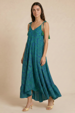Julie Dress in Green Χαρακτηριστικά Προϊόντος • Υλικό: 100% Art Silk • Υφή: Ανάλαφρη, δροσερή & σατινέ • Κόψιμο: Ασύμμετρο που κολακεύει τη σιλουέτα • Λαιμόκοψη: V cut μπροστά & πίσω • Ραντάκια: Κορδονάκια που δένουν και προσαρμόζονται • Τελείωμα: Ασύμμετρο • Ιδιότητα: Non Iron • Μέγεθος: One Size   Εφαρμογή • Άνετη, αέρινη εφαρμογή • Καλύπτει άνετα έως L/XL Στήθος: έως 100–105 cm Μέση: έως 100 cm  Περιφέρεια: έως 145 cm Οδηγίες Φροντίδας • Πλύσιμο στο χέρι ή στους 30°C • Χωρίς στύψιμο • Φυσικό στέγνωμα • Δεν απαιτεί σιδέρωμα (non iron)