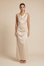 • Τύπος: Maxi satin φόρεμα • Design: Draped μπροστά & ανοιχτή πλάτη (crossover) λαστιχό πίσω στη μέση  • Εφαρμογή: Κανονική προς χαλαρή Ανοιγμα στο πίσω μέρος πίσω  • Ύφασμα: Σατινέ συνθετικό • Υφή: Λεία, απαλή & δροσερή , δεν διαφανίζει • Μέγεθος: One Size (καλύπτει έως Large)