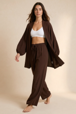 Σετ Κιμονό Παντελόνα Crepe in Brown Kimono • One Size Fit (καλύπτει έως X-Large) • Φαρδιά 3/4 μανίκια σε τετράγωνη γραμμή • Loose & αέρινη εφαρμογή • Ανάλαφρη κίνηση που ρέει όμορφα στο σώμα • Ύφασμα: Crepe • Υφή: Δροσερή & breathable Παντελόνα • Ύφασμα crêpe, ανάλαφρο & άνετο • Wide leg γραμμή • Λάστιχο στη μέση • Άνετη εφαρμογή χωρίς να πιέζει • Elegant flow σε κάθε κίνηση  Διαστάσεις Kimono (One Size) • Στήθος: έως 115 cm • Εφαρμογή: καλύπτει έως XL Παντελόνα • Μέση: έως 90 cm • Περιφέρεια: έως 115 cm • Μήκος: 99 cm  Φροντίδα • Πλύσιμο στο χέρι ή έως 30°C • Χωρίς στύψιμο • Φυσικό στέγνωμα Non Iron