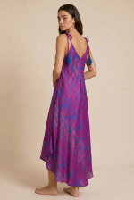 Julie Dress in Green από 100% Art Silk με αέρινη maxi γραμμή, asymmetrical τελείωμα και V cut μπροστά & πίσω. Non iron καλοκαιρινό φόρεμα με satin υφή και ρυθμιζόμενα ραντάκια.