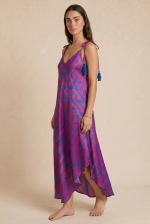 Julie Dress in Green από 100% Art Silk με αέρινη maxi γραμμή, asymmetrical τελείωμα και V cut μπροστά & πίσω. Non iron καλοκαιρινό φόρεμα με satin υφή και ρυθμιζόμενα ραντάκια.