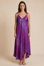 Julie Dress in Green από 100% Art Silk με αέρινη maxi γραμμή, asymmetrical τελείωμα και V cut μπροστά & πίσω. Non iron καλοκαιρινό φόρεμα με satin υφή και ρυθμιζόμενα ραντάκια.