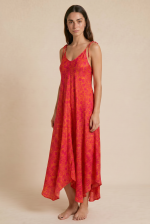 Julie Dress in Coral Χαρακτηριστικά Προϊόντος • Υλικό: 100% Art Silk • Υφή: Ανάλαφρη, δροσερή & σατινέ • Κόψιμο: Ασύμμετρο που κολακεύει τη σιλουέτα • Λαιμόκοψη: V cut μπροστά & πίσω • Ραντάκια: Κορδονάκια που δένουν και προσαρμόζονται • Τελείωμα: Ασύμμετρο • Ιδιότητα: Non Iron • Μέγεθος: One Size  Εφαρμογή • Άνετη, αέρινη εφαρμογή • Καλύπτει άνετα έως L/XL Στήθος: έως 100–105 cm Μέση: έως 100 cm  Περιφέρεια: έως 145 cm Οδηγίες Φροντίδας • Πλύσιμο στο χέρι ή στους 30°C • Χωρίς στύψιμο • Φυσικό στέγνωμα • Δεν απαιτεί σιδέρωμα (non iron)