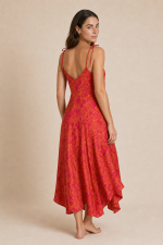 Julie Dress in Coral Χαρακτηριστικά Προϊόντος • Υλικό: 100% Art Silk • Υφή: Ανάλαφρη, δροσερή & σατινέ • Κόψιμο: Ασύμμετρο που κολακεύει τη σιλουέτα • Λαιμόκοψη: V cut μπροστά & πίσω • Ραντάκια: Κορδονάκια που δένουν και προσαρμόζονται • Τελείωμα: Ασύμμετρο • Ιδιότητα: Non Iron • Μέγεθος: One Size  Εφαρμογή • Άνετη, αέρινη εφαρμογή • Καλύπτει άνετα έως L/XL Στήθος: έως 100–105 cm Μέση: έως 100 cm  Περιφέρεια: έως 145 cm Οδηγίες Φροντίδας • Πλύσιμο στο χέρι ή στους 30°C • Χωρίς στύψιμο • Φυσικό στέγνωμα • Δεν απαιτεί σιδέρωμα (non iron)