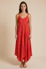 Julie Dress in Coral Χαρακτηριστικά Προϊόντος • Υλικό: 100% Art Silk • Υφή: Ανάλαφρη, δροσερή & σατινέ • Κόψιμο: Ασύμμετρο που κολακεύει τη σιλουέτα • Λαιμόκοψη: V cut μπροστά & πίσω • Ραντάκια: Κορδονάκια που δένουν και προσαρμόζονται • Τελείωμα: Ασύμμετρο • Ιδιότητα: Non Iron • Μέγεθος: One Size  Εφαρμογή • Άνετη, αέρινη εφαρμογή • Καλύπτει άνετα έως L/XL Στήθος: έως 100–105 cm Μέση: έως 100 cm  Περιφέρεια: έως 145 cm Οδηγίες Φροντίδας • Πλύσιμο στο χέρι ή στους 30°C • Χωρίς στύψιμο • Φυσικό στέγνωμα • Δεν απαιτεί σιδέρωμα (non iron)