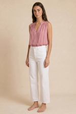 Monica Αμάνικη Πουκαμίσα in Dusty Pink ΚΩΔ: 27426  Χαρακτηριστικά Προϊόντος • Κωδικός: 27426 • Γραμμή: Άνετη – αέρινη εφαρμογή • Σχέδιο: Αμάνικο με φαρδιά ράντα • Λαιμόκοψη: Mao neck • Μήκος: Ασύμμετρο • Ύφασμα: Viscose – μαλακό & ανάλαφρο • Υφή: Breathable & δροσερή • Μέγεθος: One Size (καλύπτει έως X-Large) • Στυλ: Casual – minimal – everyday chic • Κατάλληλη για ευαίσθητα δέρματα  Εφαρμογή • Loose fit – δεν πιέζει το σώμα • Καλύπτει άνετα έως XL  Φροντίδα • Πλύσιμο έως 30°C • Χωρίς στύψιμο • Σιδέρωμα σε κανονική θερμοκρασία