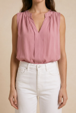 Monica Αμάνικη Πουκαμίσα in Dusty Pink ΚΩΔ: 27426  Χαρακτηριστικά Προϊόντος • Κωδικός: 27426 • Γραμμή: Άνετη – αέρινη εφαρμογή • Σχέδιο: Αμάνικο με φαρδιά ράντα • Λαιμόκοψη: Mao neck • Μήκος: Ασύμμετρο • Ύφασμα: Viscose – μαλακό & ανάλαφρο • Υφή: Breathable & δροσερή • Μέγεθος: One Size (καλύπτει έως X-Large) • Στυλ: Casual – minimal – everyday chic • Κατάλληλη για ευαίσθητα δέρματα  Εφαρμογή • Loose fit – δεν πιέζει το σώμα • Καλύπτει άνετα έως XL  Φροντίδα • Πλύσιμο έως 30°C • Χωρίς στύψιμο • Σιδέρωμα σε κανονική θερμοκρασία