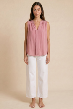 Monica Αμάνικη Πουκαμίσα in Dusty Pink ΚΩΔ: 27426  Χαρακτηριστικά Προϊόντος • Κωδικός: 27426 • Γραμμή: Άνετη – αέρινη εφαρμογή • Σχέδιο: Αμάνικο με φαρδιά ράντα • Λαιμόκοψη: Mao neck • Μήκος: Ασύμμετρο • Ύφασμα: Viscose – μαλακό & ανάλαφρο • Υφή: Breathable & δροσερή • Μέγεθος: One Size (καλύπτει έως X-Large) • Στυλ: Casual – minimal – everyday chic • Κατάλληλη για ευαίσθητα δέρματα  Εφαρμογή • Loose fit – δεν πιέζει το σώμα • Καλύπτει άνετα έως XL  Φροντίδα • Πλύσιμο έως 30°C • Χωρίς στύψιμο • Σιδέρωμα σε κανονική θερμοκρασία