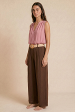 Malta Παντελόνα in brown, Η Malta Παντελόνα in khaki  είναι το απόλυτο effortless κομμάτι για minimal καλοκαιρινές εμφανίσεις με άνεση και κομψότητα. Η φαρδιά γραμμή της χαρίζει αέρινη κίνηση και relaxed εφαρμογή, ενώ το λάστιχο στο πίσω μέρος προσφέρει άνεση και τέλεια εφαρμογή στη μέση. Το ύφασμά της είναι εξαιρετικά δροσερό, ανάλαφρο και απαλό στην αφή, ιδανικό ακόμα και για ευαίσθητα δέρματα. Συνδυάζεται εύκολα με basic tops, λινά πουκάμισα ή crop tops για chic everyday looks. Styling Tip Συνδύασέ τη με basic tops, oversized πουκάμισα ή fitted bodysuits για effortless summer looks από το πρωί έως το βράδυ.