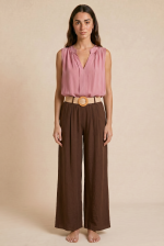 Malta Παντελόνα in brown, Η Malta Παντελόνα in khaki  είναι το απόλυτο effortless κομμάτι για minimal καλοκαιρινές εμφανίσεις με άνεση και κομψότητα. Η φαρδιά γραμμή της χαρίζει αέρινη κίνηση και relaxed εφαρμογή, ενώ το λάστιχο στο πίσω μέρος προσφέρει άνεση και τέλεια εφαρμογή στη μέση. Το ύφασμά της είναι εξαιρετικά δροσερό, ανάλαφρο και απαλό στην αφή, ιδανικό ακόμα και για ευαίσθητα δέρματα. Συνδυάζεται εύκολα με basic tops, λινά πουκάμισα ή crop tops για chic everyday looks. Styling Tip Συνδύασέ τη με basic tops, oversized πουκάμισα ή fitted bodysuits για effortless summer looks από το πρωί έως το βράδυ.